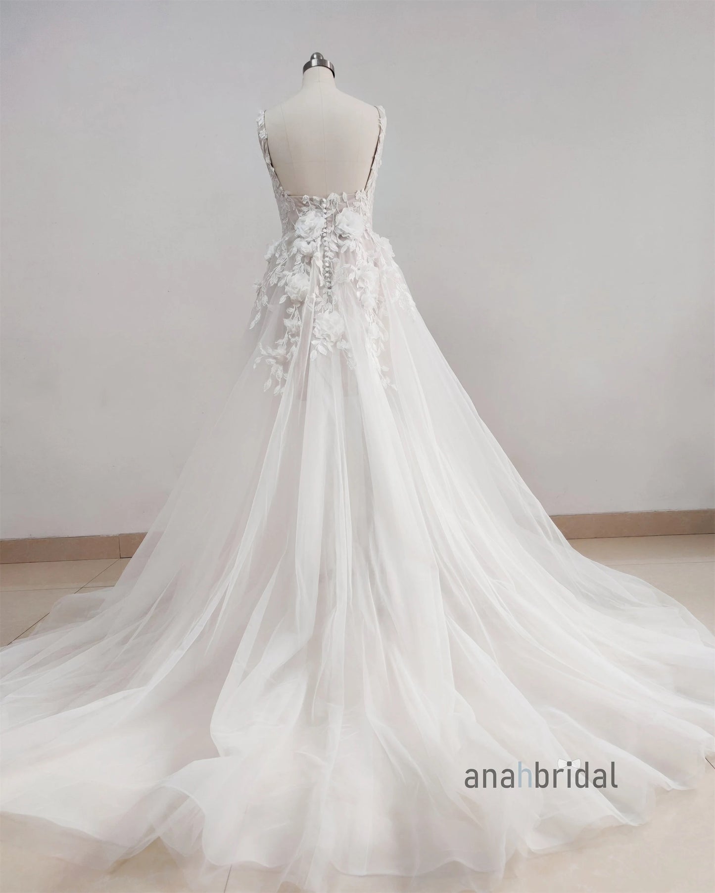 White 3D Embroidered Lace Luxury Bridal Gown